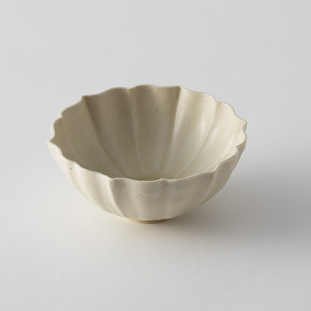 鈎一馬 白瓷印花菱花口小碗(緑)