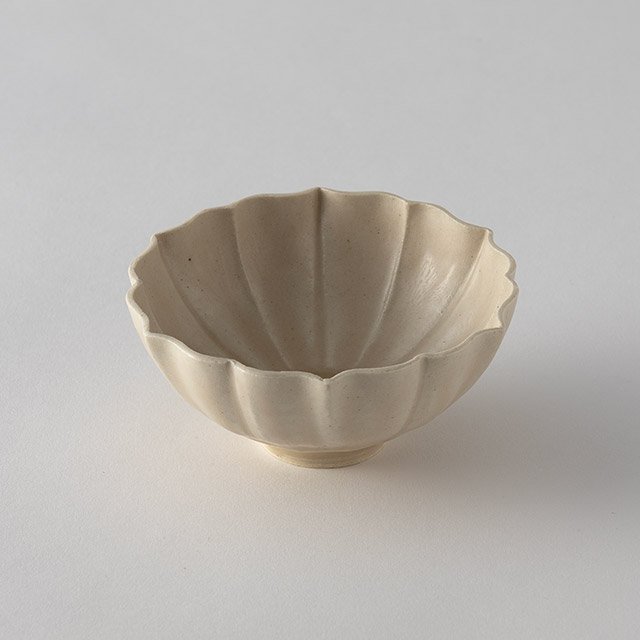 鈎一馬 白瓷印花菱花口小碗(紅)