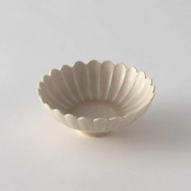 鈎一馬　白瓷印花菊割豆鉢