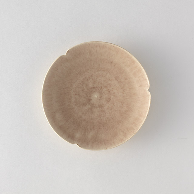 鈎一馬　白瓷紅霞輪花4寸皿