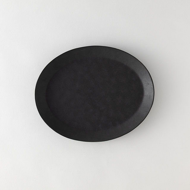 鈴木智子 オーバル皿26cm(墨黒化粧)