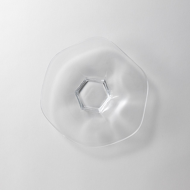 塚本衛 ガラス脚付六角皿カーブ 22cm
