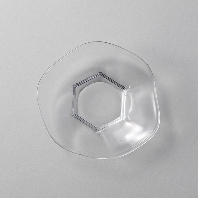 塚本衛 ガラス脚付六角皿カーブ 15cm