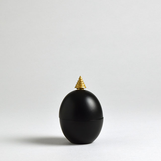 en黒木製たまご型小物入れ　小