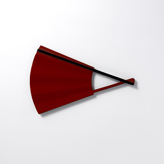 扇半開き塗り皿　朱／黒