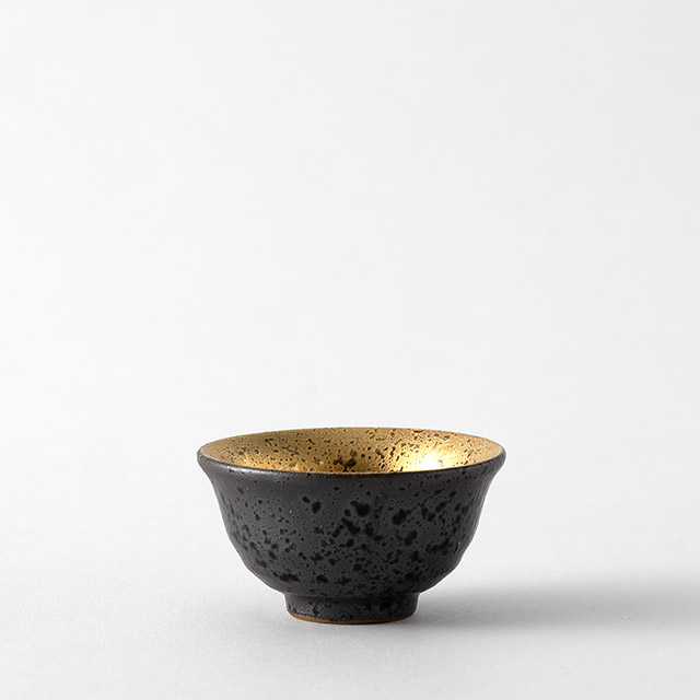 平盃　雅茶（内側金）グレー・黒ドット