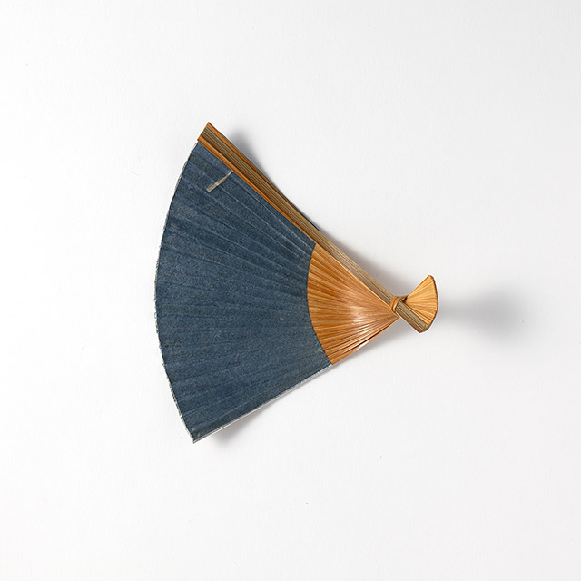 竹和紙張り扇形銘々皿 青