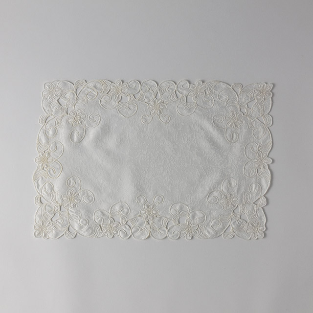 テーブルセンター白カッティング