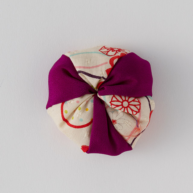 お手玉　座布団型　紫／白