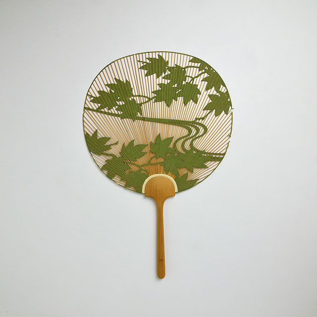 うちわ　透かし彫り緑　阿似波（破れのためOFF）