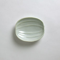 白磁　うり型小皿