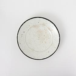 和）白丸皿　まわり黒　21.5cm