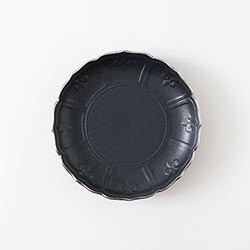 輪花彫黒釉マット皿縁シルバー18.5cm