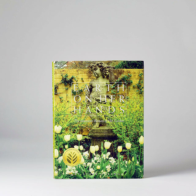洋書　Earth On Her Hand